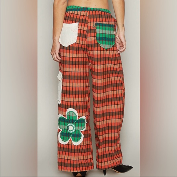 POL Designed in wide pants in woven print w/ outseam, flower patchwork. - Picture 3 of 5